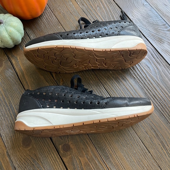 Patricia Nash black leather sneaker - Picture 3 of 8